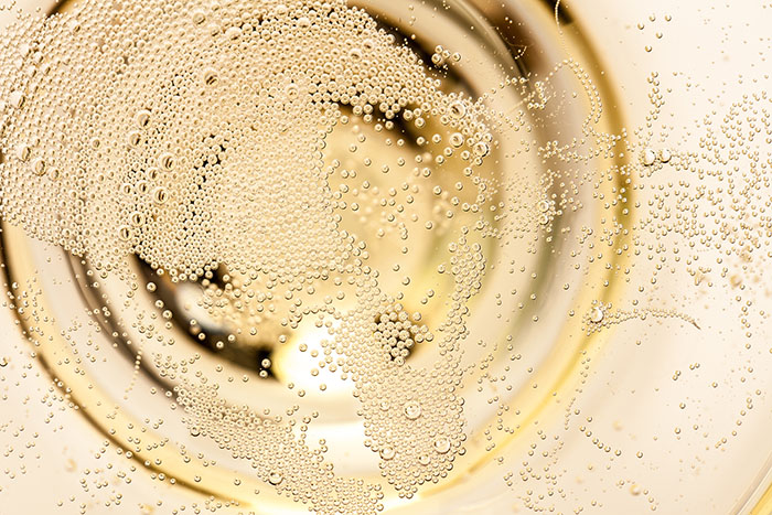 Nahaufnahme von Champagner im Glas